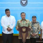 Dari kiri: Gubernur Aceh Muzakir Manaf, Gubernur Sumut Bobby Nasution, Mensesneg Prasetyo Hadi, Wakil Ketua DPR RI Sufmi Dasco Ahmad, Mendagri Tito Karnavian, saat konferensi pers penetapan pemerintah terhadap empat pulau yang resmi sah menjadi milik Provinsi Aceh, Selasa (17/6/2025). (Foto: Tangkapan layar)