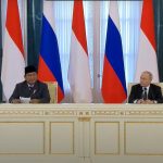 Presiden RI Prabowo Subianto dan Presiden Rusia Vladimir Putin, melakukan konferensi pers usai melangsungkan pertemuan bilateral di Istana Konstantinovsky, St Petersburg, Kamis (19/6/2025). (Foto: Tangkapan layar)