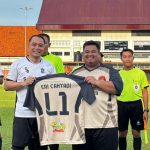 Ketua PDPM Surabaya Alfianur Rizal (kanan), memberikan simbolis jersey Pemuda Muhammadiyah kepada Wali Kota Surabaya Eri Cahyadi. (Foto: IST)