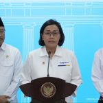 Menteri Keuangan Sri Mulyani (tengah), bersama Menteri Sosial Saifullah Yusuf alias Gus Ipul (kiri) dan Menteri Pertanian Andi Amran Sulaiman, memberikan keterangan pers usai ratas bersama Presiden Prabowo Subianto, Senin (2/6/2025). (Foto: Tangkapan layar/ Ubay NA)