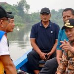 Bupati Sidoarjo, Subandi (batik), saat menyusuri aliran Sungai Mbah Gepuk di Desa Balonggabus, Candi, pada Jumat (20/6/2025). (Foto: Ubay NA/ IST)