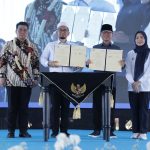 Mendes PDT Yandri Susanto, Wamendes PDT Ahmad Riza Patria, Ustaz Adi Hidayat (UAH), dan Bupati Serang Ratu Rachmatuzakiyah, saat penandatanganan MoU antara Kemendes PDT dan Quantum Akhyar Institute, Ahad (1/6/2025). (Foto: Humas Kemendes PDT)