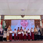 Para murid peraih anugerah Bintang Prestasi 2025 berfoto bersama para tokoh dan tamu undangan. (Foto: Sukma/ IST)
