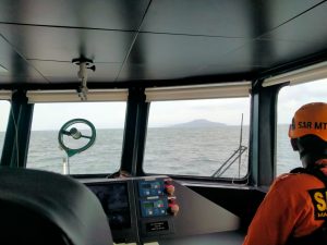 Kamera Tim SAR Terbawa Arus Selat Bali, Pencarian Korban KMP Tunu Terkendala Cuaca Ekstrem
