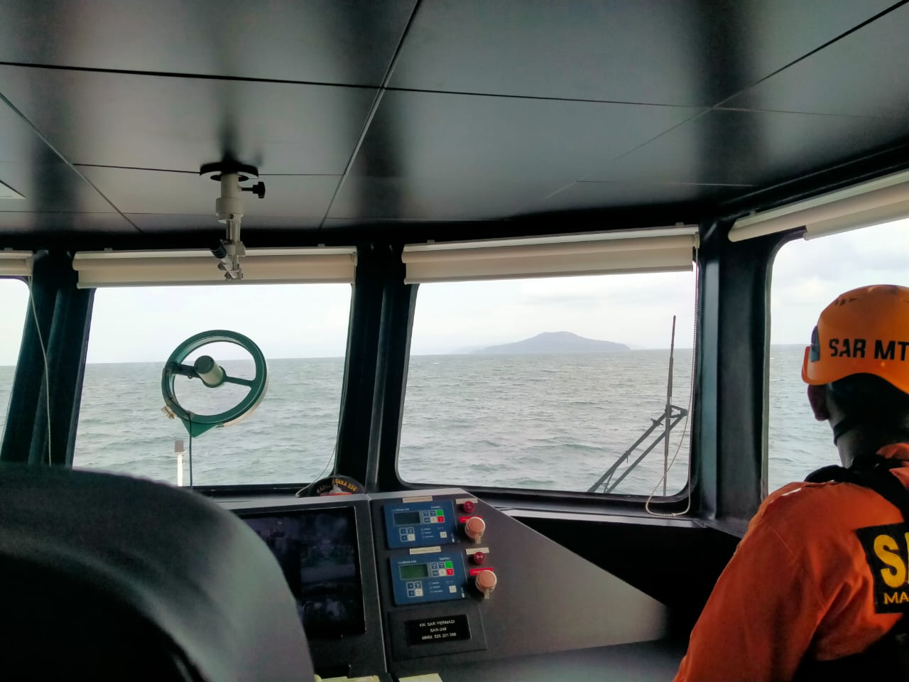 Kamera Tim SAR Terbawa Arus Selat Bali, Pencarian Korban KMP Tunu Terkendala Cuaca Ekstrem