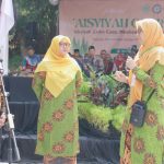 Wamendikdasmen RI, Fajar Riza Ul Haq (kiri, batik coklat-hitam), mengobrol dengan aktivis Aisyiyah saat menghadiri kegiatan ACC PP Aisyiyah yang digelar di Yogyakarta, Sabtu (6/7/2025). (Foto: Dok. Panitia)