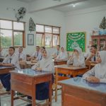Guru mengajar di kelas. (Foto: Humas Kemendikdasmen)
