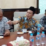 Ketua Komisi A DPRD Jawa Timur, Dedi Irwan sama (tengah, batik), saat menyampaikan argumennya soal sistem Pemilu dalam FGD di Gedung PWM Jatim, Ahad (13/7/2025). (Foto: Ubay NA/ IST)