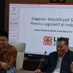 Ketua LHKP PP Muhammadiyah, Dr phil Ridho Al-Hamdi MA (kiri, batik) menyampaikan paparannya soal sistem Pemilu. (Foto: Ubay NA/ IST)