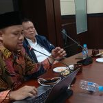 Ketua LHKP PP Muhammadiyah, Ridho Al-Hamdi, memaparkan materinya dalam FGD di Gedung PWM Jatim, Ahad (13/7/2025). (Foto: Ubay NA/ IST)