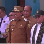Mendikdasmen RI Prof Abdul Mu'ti (paling kanan), saat mengikuti upacara di SD Negeri 16 Sumbawa, Senin (14/7/2025). (Foto: Tangkapan layar Kemendikdasmen)