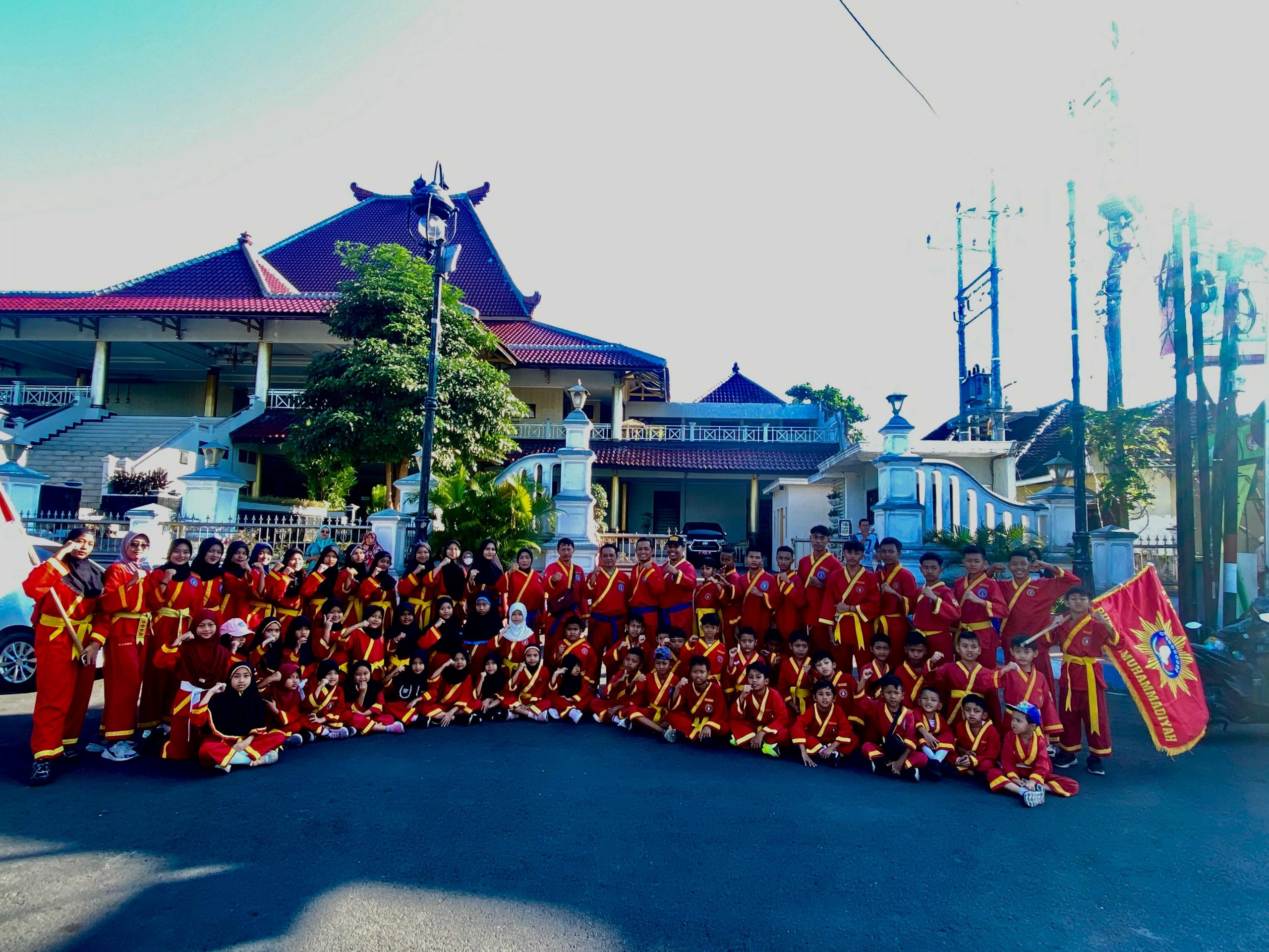 Ribuan Pendekar Tapak Suci Longmarch dan Bagi Sembako Serentak di Jember