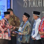 Ketua Pimpinan Wilayah Muhammadiyah (PWM) Jawa Tengah, Tafsir, menerima penghargaan sebagai Tokoh Socioreligiopreneurship dalam ajang Penganugerahan 75 Tokoh Pamomong Jawa Tengah yang digelar oleh Suara Merdeka Network (SMN), Jumat (25/7/2025). (Foto: Dok. Panitia)