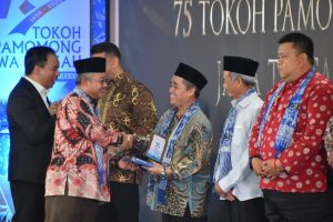 Ketua PWM Jateng Dianugerahi Tokoh Pamomong, Dinilai Berpengaruh Positif dan Membumikan Nilai Kepemimpinan