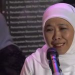 Gubernur Jatim Khofifah Indar Parawansa memberikan keterangan kepada awak media, usai diperiksa penyidik KPK sebagai saksi atas dugaan kasus korupsi dana hibah pokmas dari APBD Pemprov Jatim tahun anggaran 2021-2022, Kamis (10/7/2025). (Foto: Tangkapan layar)