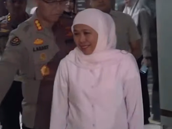 Gubernur Jatim Khofifah Indar Parawansa keluar dari Gedung Ditreskrimsus Polda Jatim, usai diperiksa penyidik KPK sebagai saksi atas dugaan kasus korupsi dana hibah pokmas dari APBD Pemprov Jatim tahun anggaran 2021-2022, Kamis (10/7/2025). (Foto: Tangkapan layar)