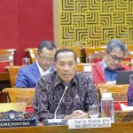 Wamendiktisaintek Prof Fauzan (tenga), Prof Stella Christie (kiri), dan Sekjen Kem Diktisaintek Togar M Simatupang, rapat kerja bersama Komisi X DPR RI, Kamis (10/7/2025). (Foto: Humas Kemdiktisaintek)