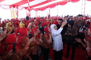 Gubernur Jatim Khofifah Salurkan BLT DBHCHT, Beri Kado Khusus Buruh Sampoerna