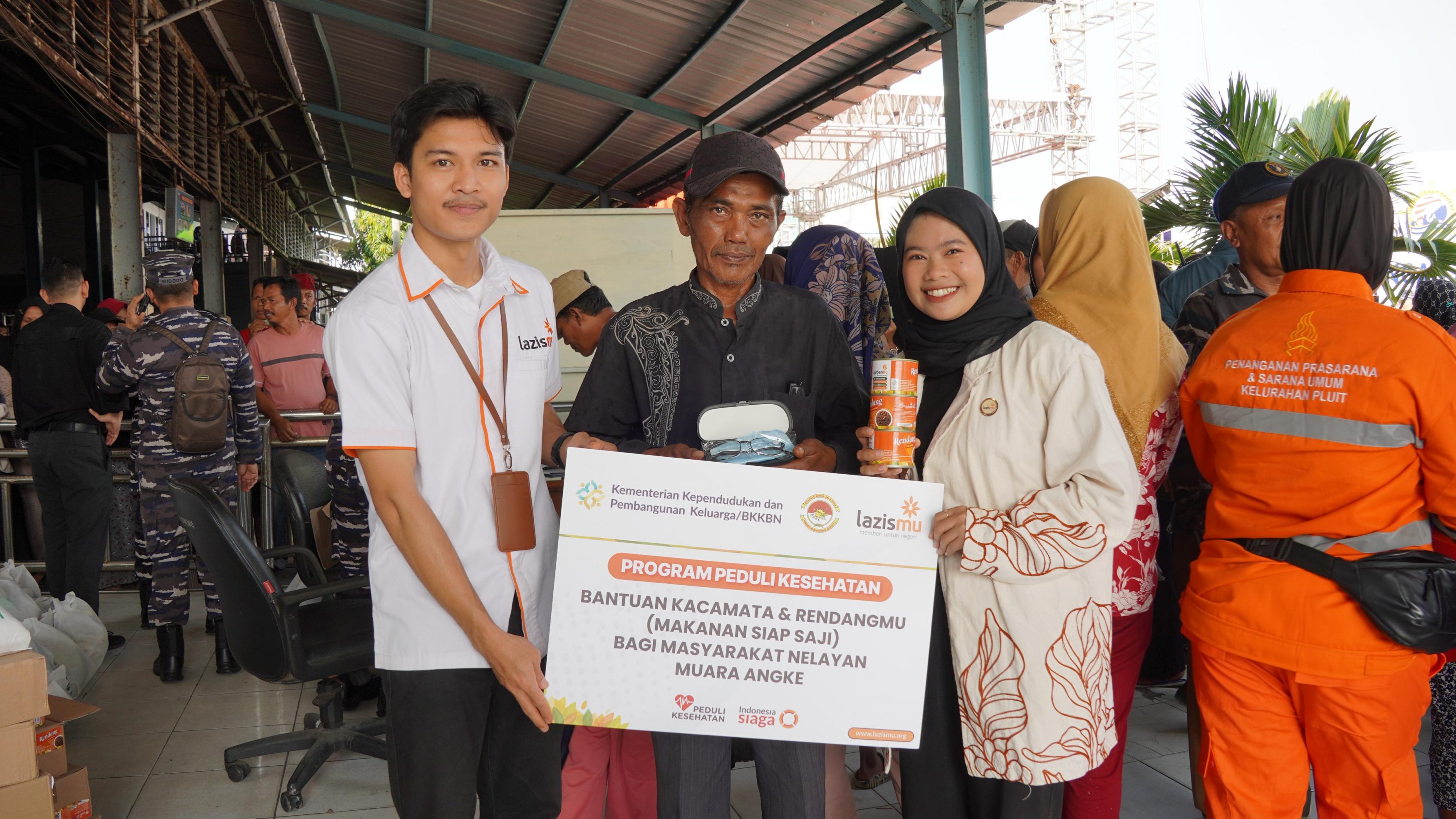 TNI AL, BKKBN, dan Lazismu Salurkan Kacamata dan Rendangmu di Muara Angke