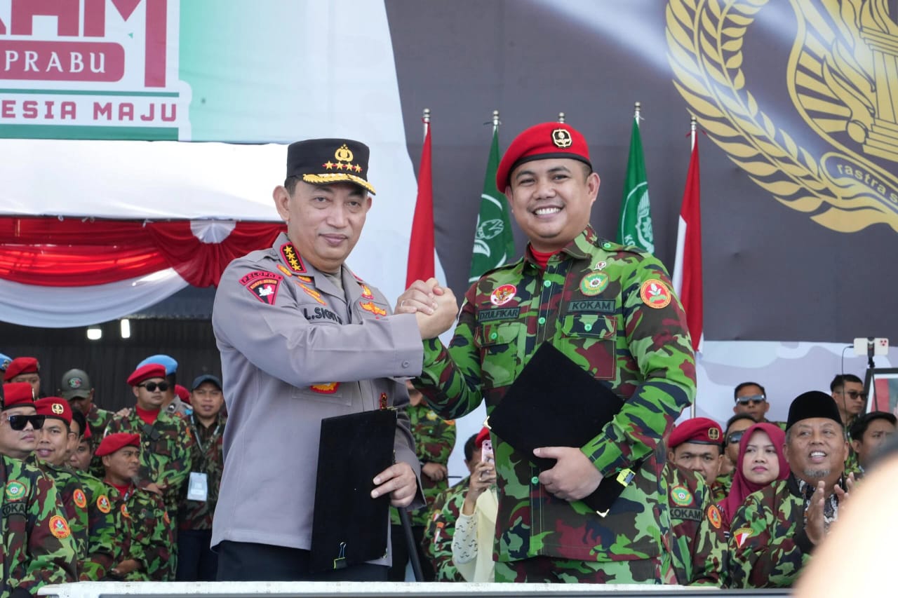 Ketua Umum PP Muhammadiyah sekaligus Panglima Tertinggi KOKAM, Zulfikar Ahmad Tawalla (kanan) dan Kapolri Jenderal Listyo Sigit Prabowo, menandatangani MoU terkait ketahanan pangan nasional, dalam Apel Akbar KOKAM di Stadion Tridadi Sleman, Yogyakarta, Ahad (20/7/2025). (Foto: Muhammadiyah)