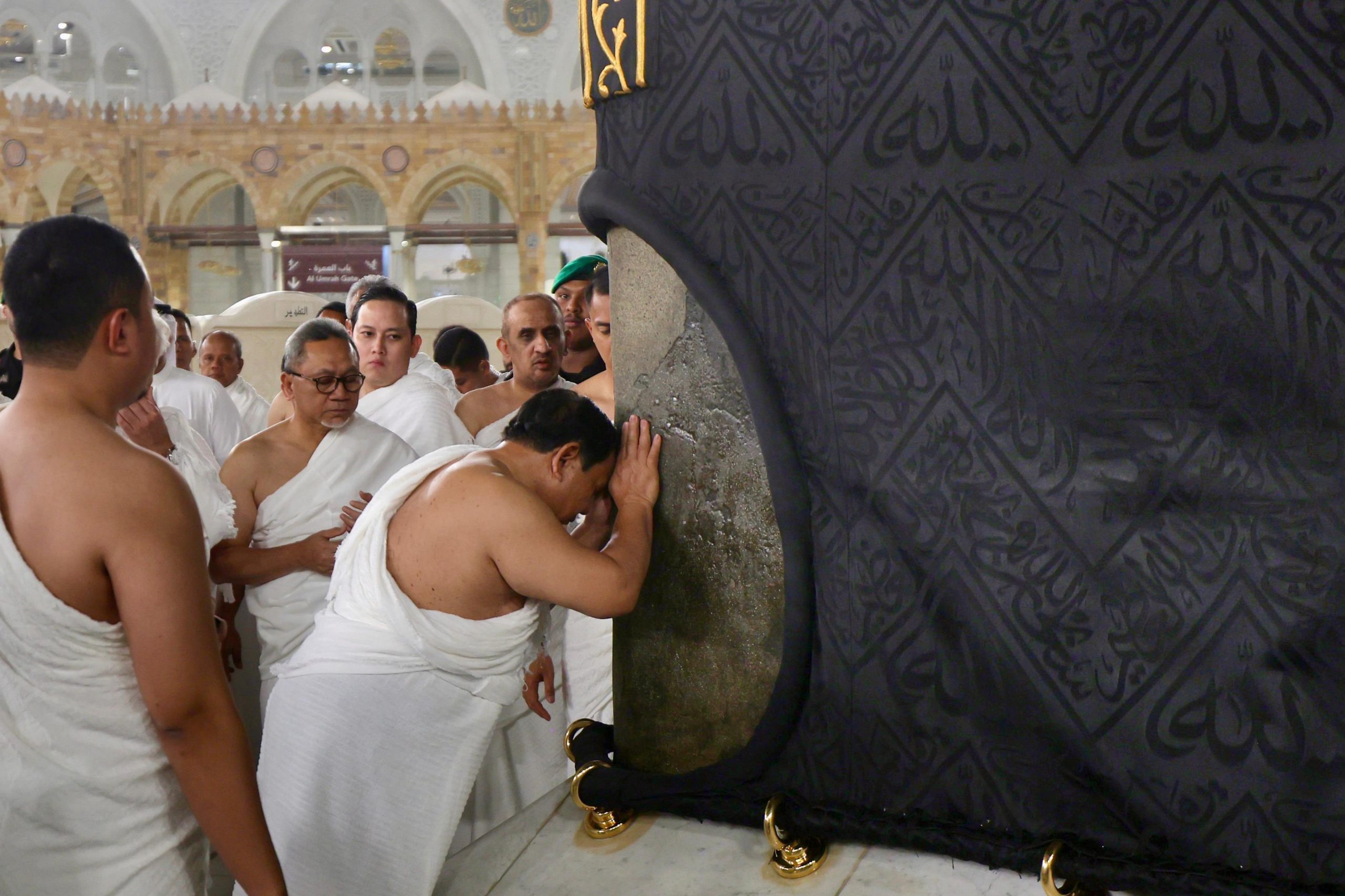 Prabowo Cium Hajar Aswad, Salat Sunnah di Dalam Ka’bah