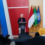 Penasihat PWM Jatim Achmad Jainuri menyampaikan sambutan dan pesannya dalam Wisuda ke-45 Umsida, Sabtu (26/7/2025). (Foto: Humas Umsida)