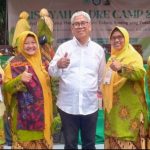 Prof Dr Zainuddin Maliki MSi (tengah, kemeja putih) bersama ibu-ibu Aisyiyah, usai gelaran Aisyiyah Cadre Camp (ACC) di Sleman, Yogyakarta, Sabtu (5/7/2025). (Foto: Dok. Panitia/ Imroatul Khasanah)