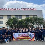 Para mahasiswa Prodi Teknik Industri UMLA berfoto bersama di kompleks PT MAK, Yogyakarta. (Foto: Dok. Panitia)