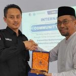 Rektor UMLA, Abdul Aziz Alimul Hidayat (kiri), dan Ketua PCIM Malaysia. (Foto: Humas UMLA)