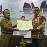 Kabag Pengembangan Industri Disperindag Lamongan M Anwar MSi (kiri) dan Dekan FSTP UMLA Eko Handoyo MKom, menyepakati kerja sama strategis kedua pihak. (Foto: Dok. Panitia)
