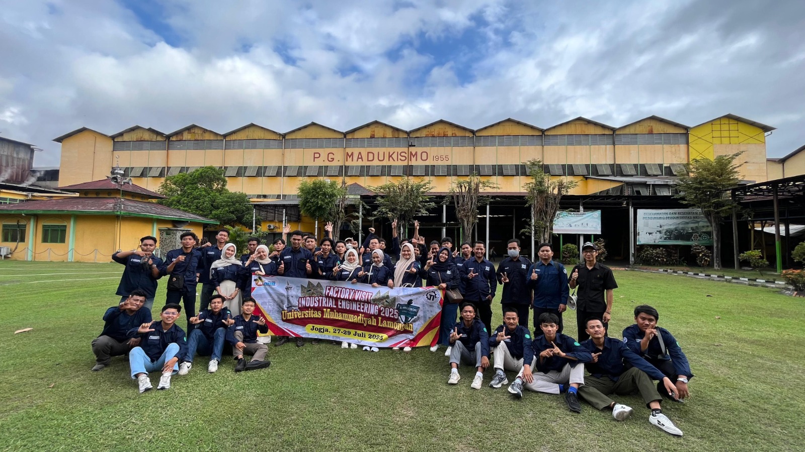 Para mahasiswa Teknik Industri UMLA berfoto bersama di kompleks PG Madukismo Yogyakarta. (Foto: Dok. Panitia)