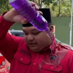 Achmad Hidayat menyiramkan spirtus ke tubuhnya di depan Kantor DPC PDIP Surabaya. (Foto: Tangkapan layar YouTube)