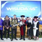 Serah terima bantuan dental clinic mobile dari PT Cobra Dental Indonesia kepada FKG Umsida, Ahad (27/7/2025). (Foto: Humas Umsida)