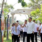 Wali Kota Surabaya, Eri Cahyadi, meninjau langsung progres revitalisasi Taman Harmoni Keputih, Rabu (9/7/2025). (Foto: Tangkapan layar Pemkot Surabaya)