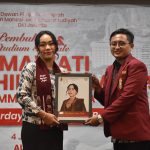 Utusan Khusus Presiden Bidang Pariwisata, Zita Anjani, menerima cendera mata usai menjadi narasumber dalam Immawati Leadership Forum yang digelar DPD IMM DKI Jakarta, Jumat (4/7/2025). (Foto: Dok. Panitia/ Eva)