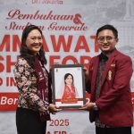 Anggota DPD RI, Happy Farida Djarot, menerima cendera mata usai menjadi narasumber dalam Immawati Leadership Forum yang digelar DPD IMM DKI Jakarta, Jumat (4/7/2025). (Foto: Dok. Panitia/ Eva)