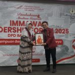 Wakil Ketua Komisi X DPR RI dari Fraksi PKS, Kurniasih Mufidayati, menerima cendera mata usai menjadi narasumber dalam Immawati Leadership Forum yang digelar DPD IMM DKI Jakarta, Jumat (4/7/2025). (Foto: Dok. Panitia/ Eva)