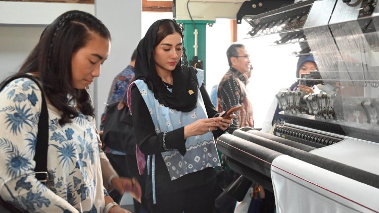 Anggota Komisi VII DPR RI, Novita Hardini (jilbab hitam), saat kunjungan kerja spesifik Komisi VII ke Sekolah Tinggi Teknologi Tekstil (STTT) Bandung, Senin (21/7/2025). (Foto: Tangkapan layar PDIP Jatim)