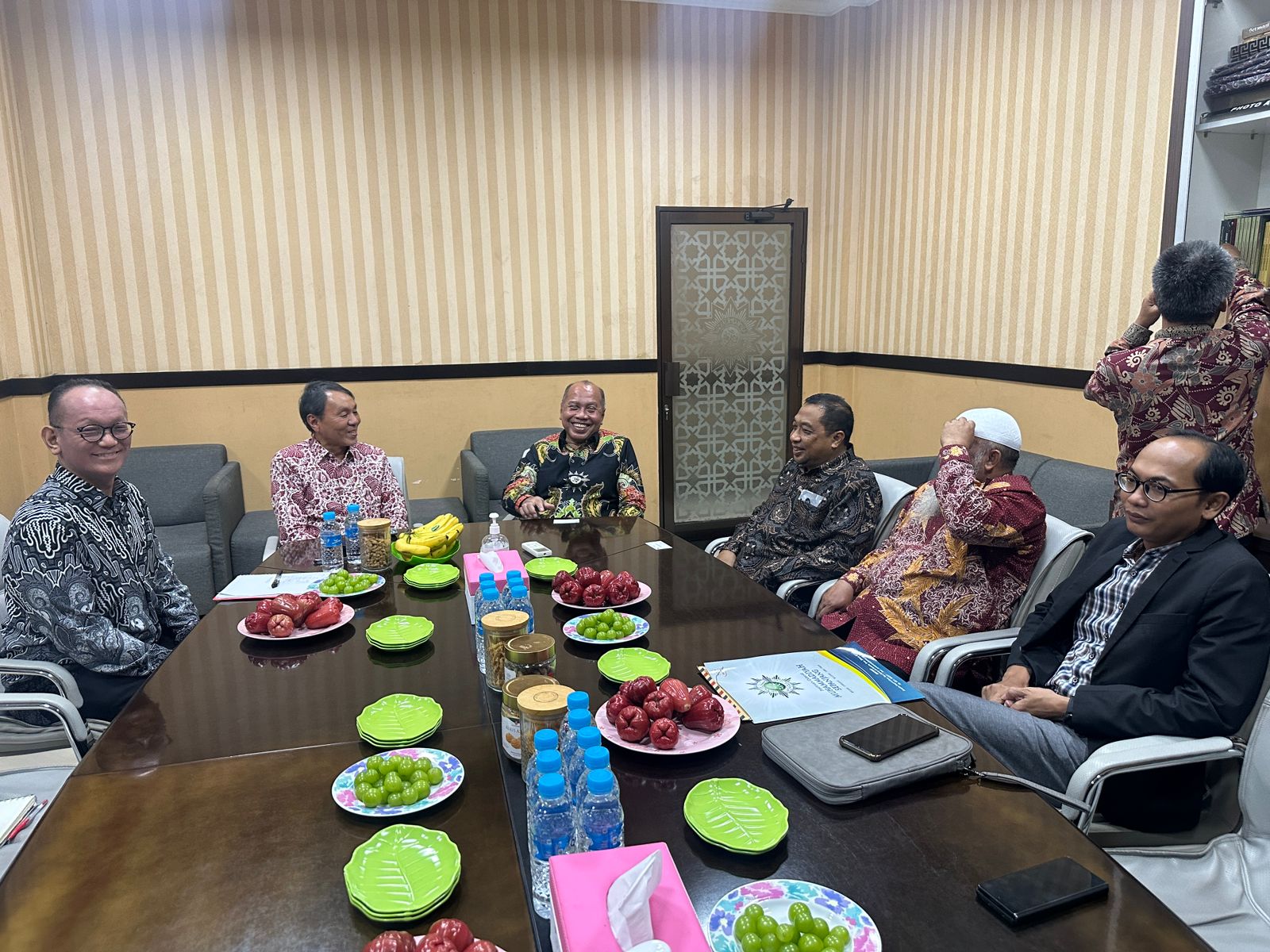 Suasana pertemuan antara Konjen Jepang di Surabaya dan jajaran PWM Jatim, Selasa (8/7/2025). (Foto: Dok. Azrohal/ IST)