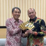 Ketua PWM Jatim Sukadiono (kanan) dan Konjen Jepang di Surabaya Takonai Susumu, bertukar cendera mata. (Foto: Dok. Azrohal/ IST)