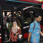 Beberapa penumpang turun dari Bus TransJatim. (Foto: Humas Pemkot Surabaya)