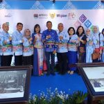Wali Kota Malang, Wahyu Hidayat (tengah, batik biru), resmi menjadi Ketua Komwil IV Asosiasi Pemerintah Kota Seluruh Indonesia (APEKSI) untuk periode 2025–2028. (Foto: Tangkapan layar Pemkot Malang)