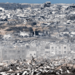 Rencana Israel untuk mengambil alih Gaza menandai eskalasi lain dari serangannya yang telah berlangsung selama 22 bulan di daerah kantong yang terkepung itu. Di atas, terlihat bangunan-bangunan yang hancur di Jalur Gaza. (Foto: Tangkapan Layar Arab News)