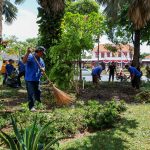 Pembersihan dan perbaikan taman. (Foto: Pemkot Surabaya)