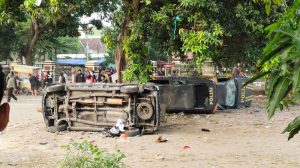 Mobil polisi dirusak massa dalam unjuk rasa di Mapolresta Kediri, Sabtu (30/8/2025). (Foto: tangkapan layar bacaini)