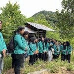 Para mahasiswa melakukan pemberdayaan masyarakat di Desa Lambadeuk, Kecamatan Peukan Bada, Kabupaten Aceh Besar, Ahad (3/8/2025). (Foto: Dok. Rizki/ IST)
