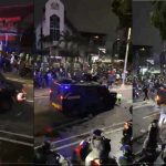 Mobil Rantis Brimob Polri tampak menabrak pengemudi ojek online (ojol) yang terjatuh, Kamis (28/8/2025). (Foto: tangkapan layar)