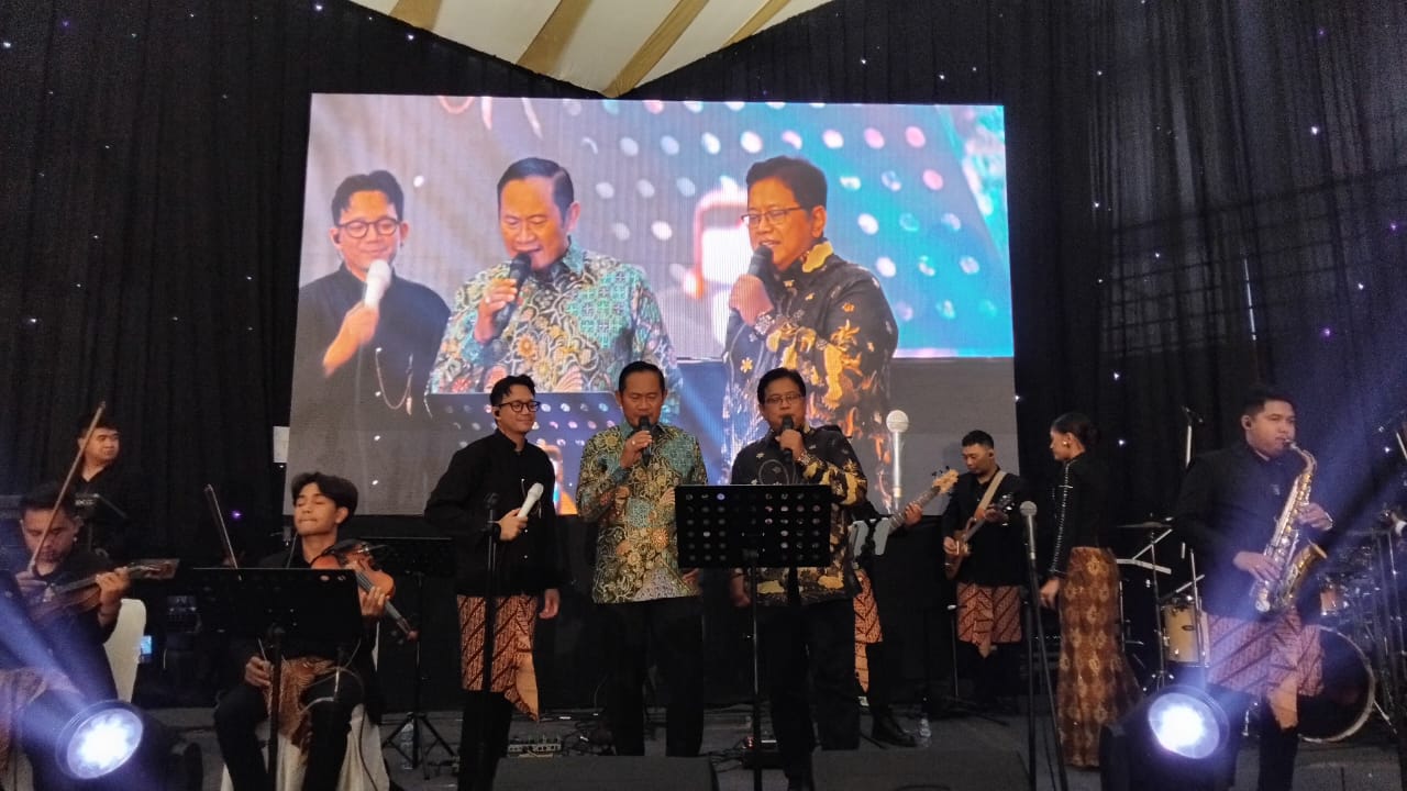 Suara Merdu Bupati Lamongan & Wamen Transmigrasi Hangatkan Resepsi Putri Husnul Aqib