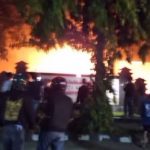 Kantor DPRD Kota Kediri dibakar massa dalam unjuk rasa Sabtu (30/8/2025). (Foto: tangkapan layar @infokediriraya)