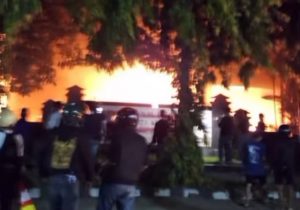 Demo Ricuh, Massa Rusak Mobil Polisi dan Bakar Kantor DPRD Kota Kediri